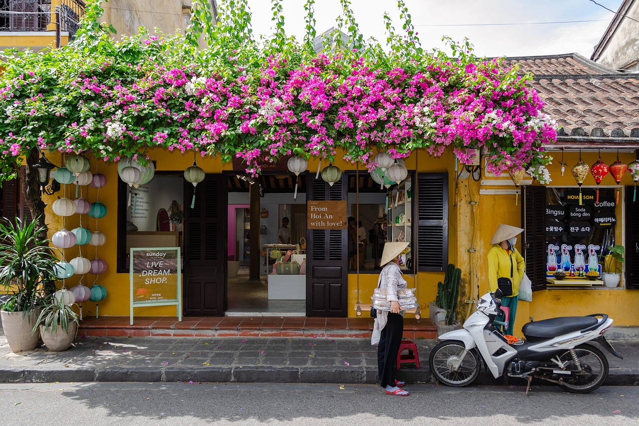 Hoi An travel guide – lanterns over the river