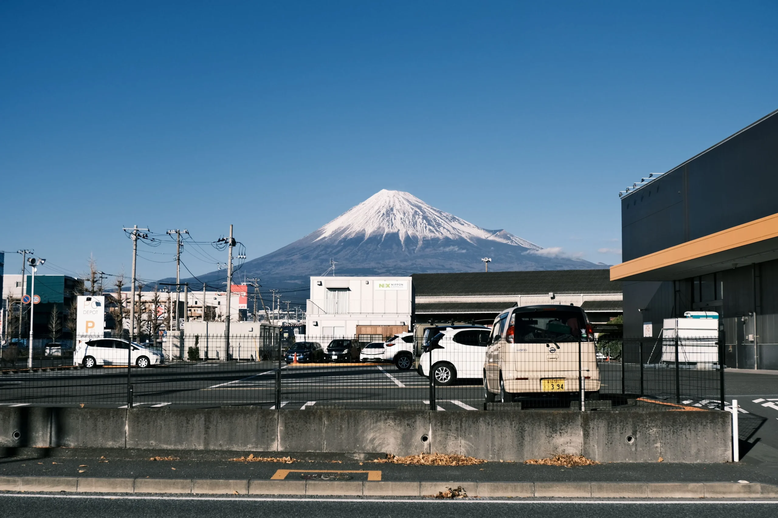 Japan travel guide – Shinkansen passing Mount Fuji